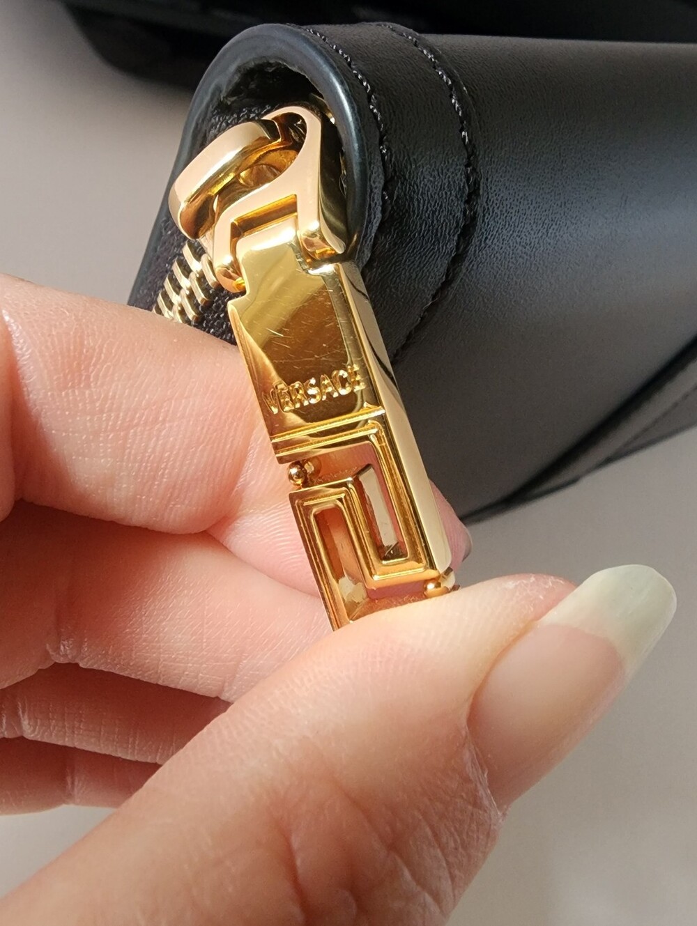 Versace Logo Detailed Zipped Wallet - Picture 6 of 15